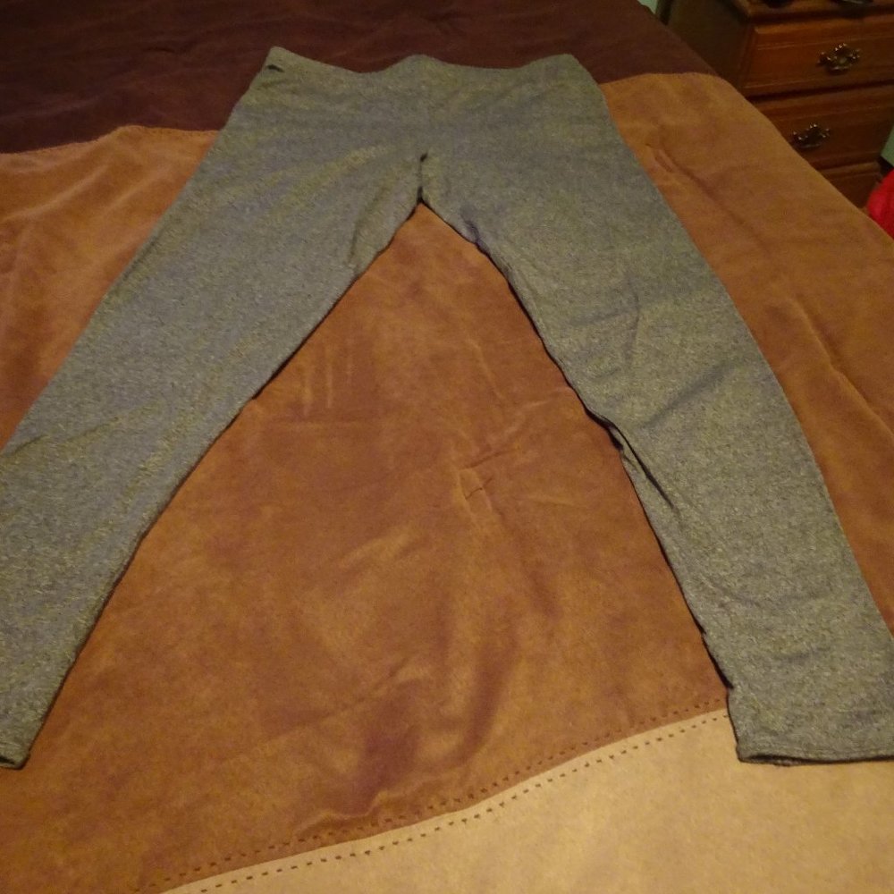 NWT XL gray leggings with lattice leg back